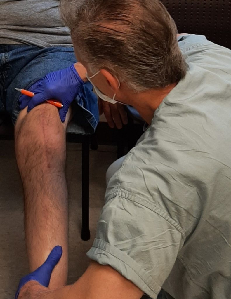 a3d9bc_0dadf46eec15491b9e3a1fd5954353f5~mv2 What does it mean to get a "minimally invasive" knee replacement?